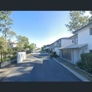 Beautiful 3 Bed 2 Bath Townhouse located in a quite complex. - Photo 3