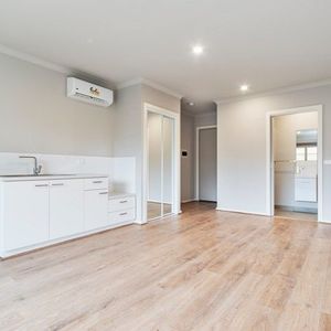 Charming Studio in Vibrant Frankston - Photo 2