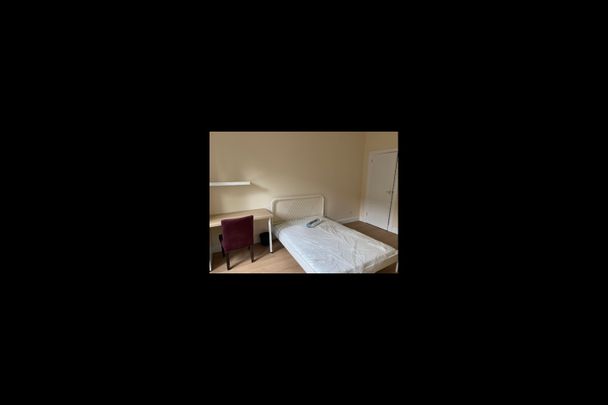 Room in a Shared Flat, Copland Road, G51 - Photo 1