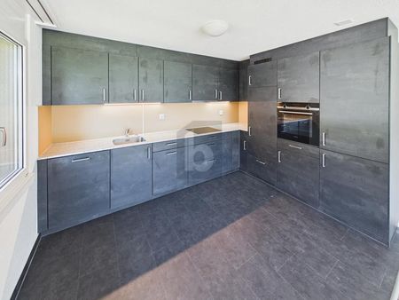 NEU RENOVIERT, GROSSZÜGIG UND MIT AUSSICHT - Photo 3