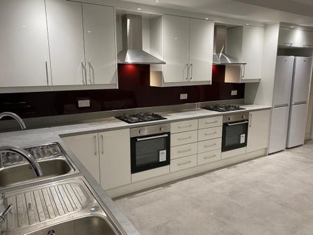 6 bedroom detached house to rent - Photo 2