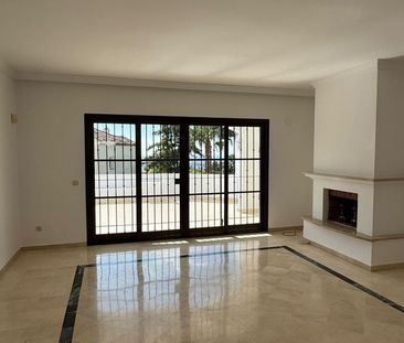 Alquiler de chalet adosado en Urbanizacion Puerto de los Almendros,... - Photo 3