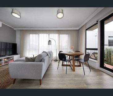 Light-Filled Apartment in a Sought-After Caulfield North Pocket - Photo 1