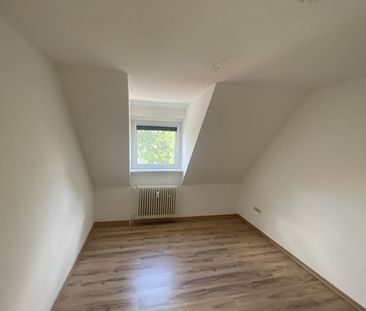 Helle Dachgeschosswohnung in zentraler und ruhiger Wohnlage! - Photo 1