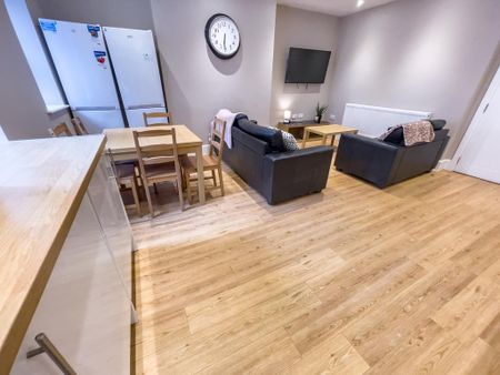 5 bedroom flat to rent - Photo 2