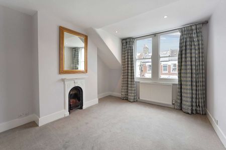 Generously proportioned house with enviable entertaining space moments from Clapham Common - Photo 5