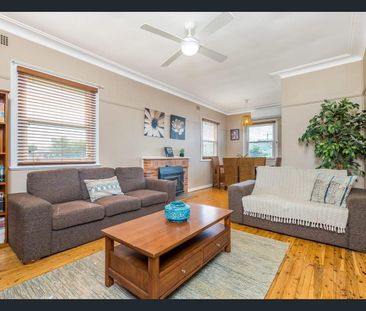 COMFORTABLE 3 BEDROOM HOUSE WITH LOCK UP GARAGE - Photo 1