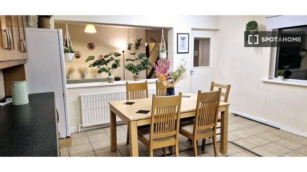 Room in 4-bedroom shared flat for rent, Ballymun, Dublin - Photo 1