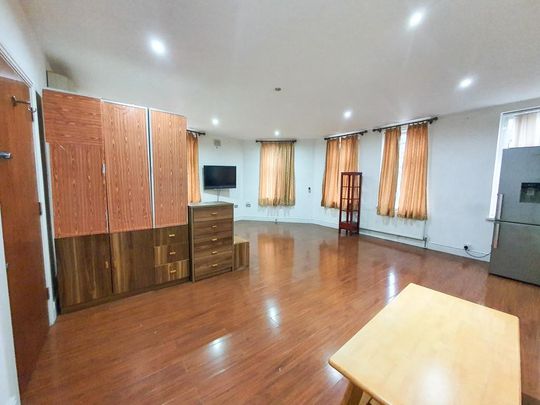 Studio to rent - Photo 1