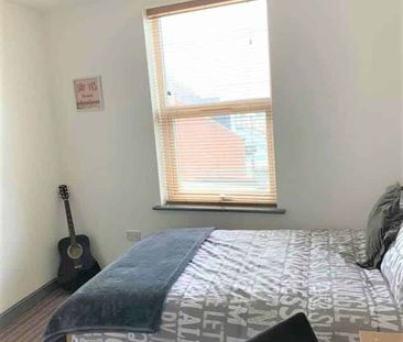 Deluxe Bedroom - Photo 6