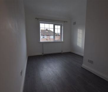 Waverley Crescent, Romford, RM3 - Photo 5