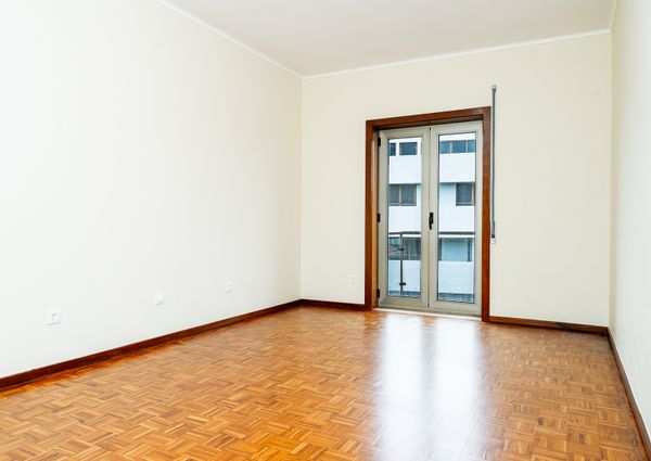 2+1 Bedroom Apartment in Canidelo (Remodeled)