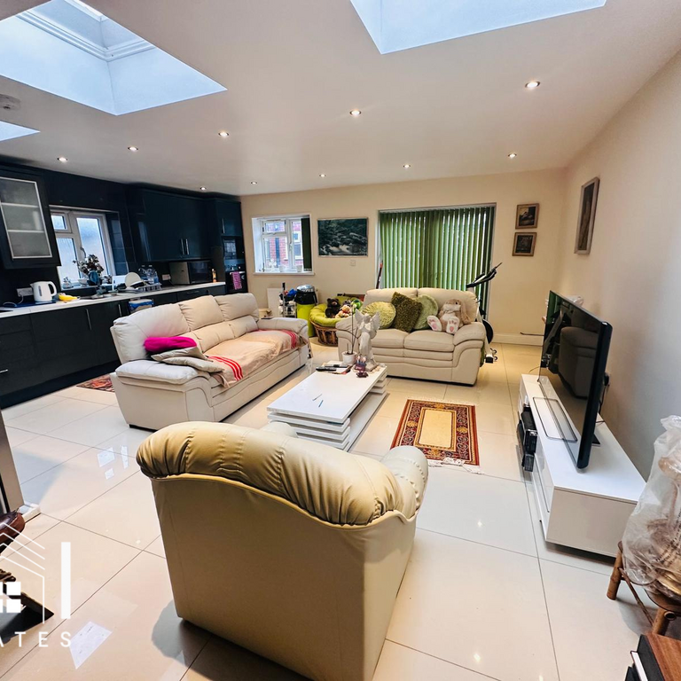 1 bedroom in a house share to rent - Photo 1