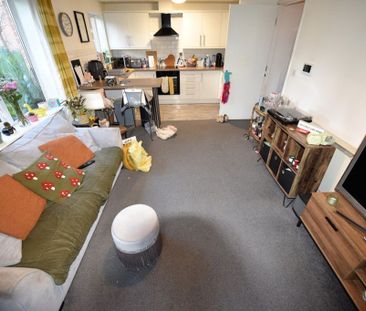 2 bedroom Flat in Flat 6, Leeds - Photo 1