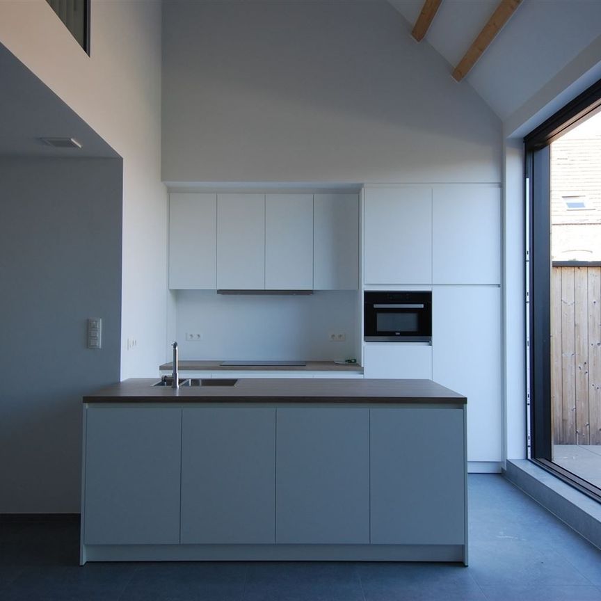Duplex appartement in moderne stijl met 2 slaapkamers, autostaanplaats en ruim terras. - Photo 1