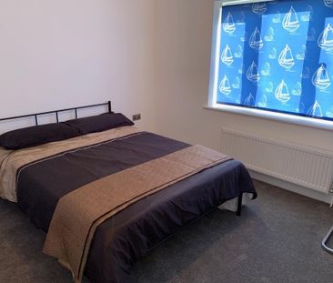 5 Bed Semi-Detached House, Mayfield Road, SO17 - Photo 2