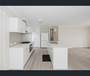 Executive Living with Every Luxury – Lift, Alarm & Gardening Included - Photo 6