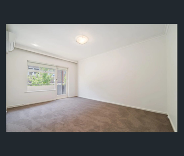 Spacious, Light-Filled & Secure Apartment in the Heart of St Kilda! - Photo 1
