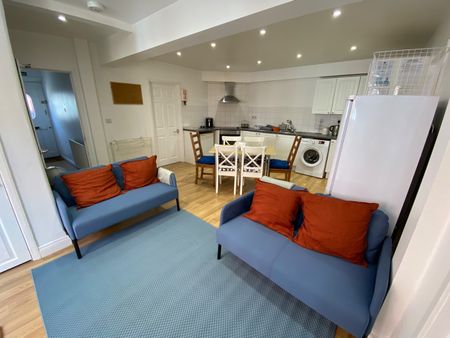 6 Bed Semi-Detached House, Harefield Road, SO17 - Photo 4