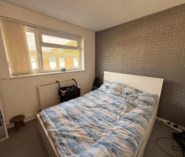 2 bedroom mews to rent - Photo 4