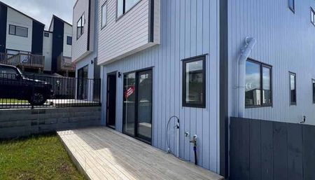 Stunning Three Bedroom Property - Photo 4