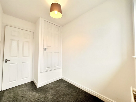5 bedroom semi-detached house to rent - Photo 2