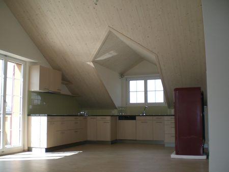 Charmante 3 1/2-Zimmerwohnung DG - Photo 2
