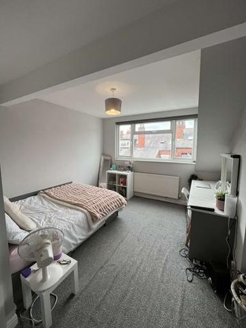 23 Estcourt Avenue, Leeds, LS6 3ET - Photo 2