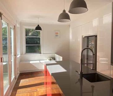 CLASSIC 20's BUNGALOW: - Photo 5