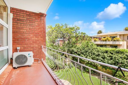 Fully renovated 2 bedroom in the heart of Mosman - Photo 4