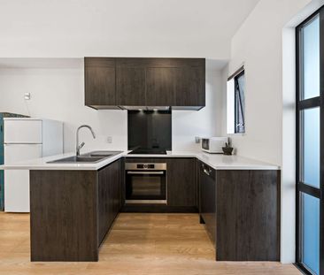 Style, Security & Comfort in One Smart Home - Photo 1