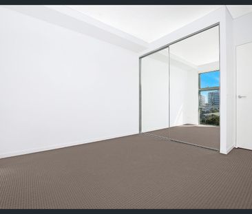 Light, Airy And Spacious Beach Side Location Living - Photo 2