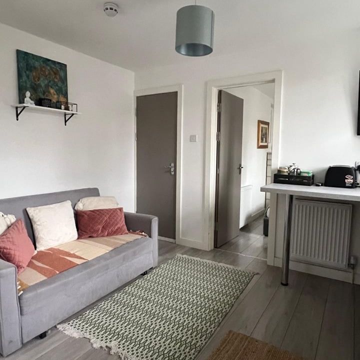 Studio Flat, Elmshaw Road, SW15 - Photo 1