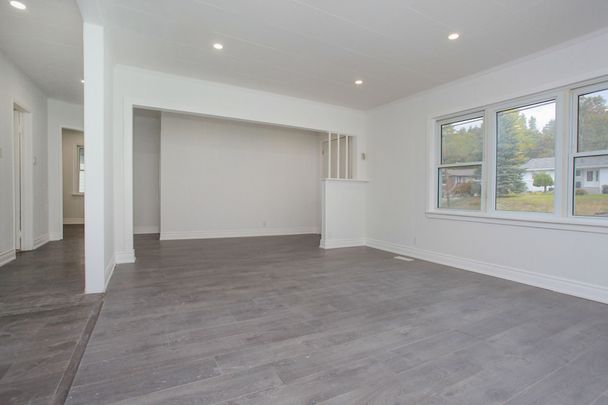 For Lease - 387 Edgehill Drive Unit# Main floor, Barrie, Ontario - Photo 1