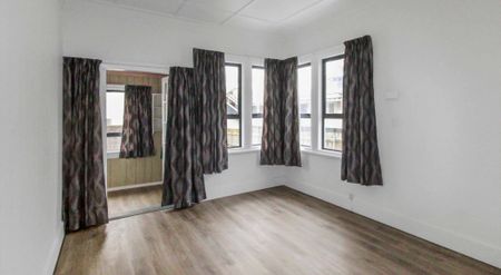 Four Bedroom Beauty! - Photo 2