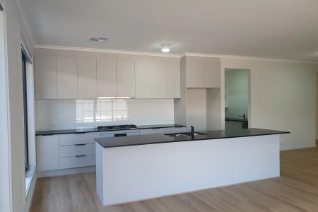 Newly Built 4–5 Bedroom Family Home with Study in Munno Para! Must See! - Photo 5