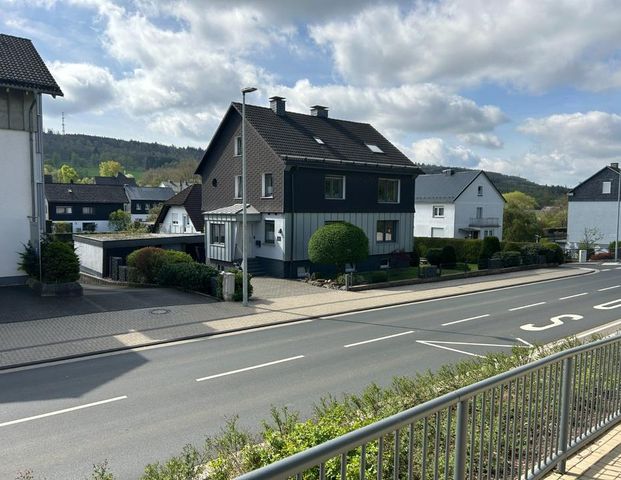 Großzügige Wohnung mit ausgebautem Dachgeschoss zu vermieten! - Foto 1