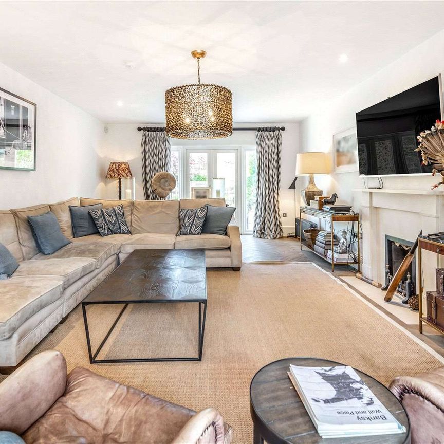 A substantial residence set in a sought after gated development set in pretty landscaped gardens. - Photo 1