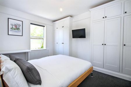 4 bedroom semi-detached house to rent - Photo 5