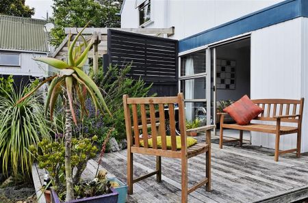 Stylish Two-Bedroom Townhouse with North-Facing Garden - Photo 5