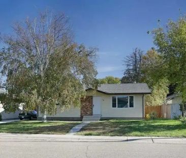 3 beds house with extra-large double detached garage. | Brooks - Photo 1