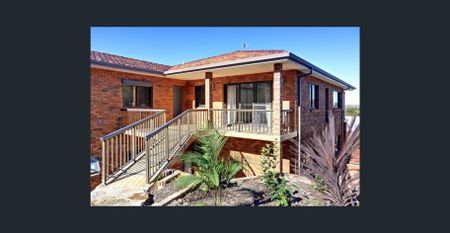 Light-Filled Apartment Offering Comfort and Convenience - Photo 3