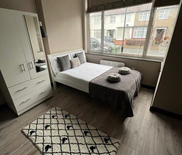 Room in a Shared House, Woodmansterne Road, SW16 - Photo 1