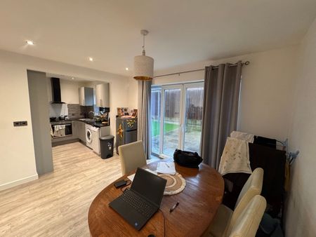 2 Bed Bungalow, Belroyal Lane, BS4 - Photo 3