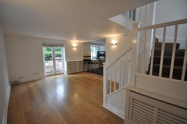 2 bedroom mews to rent - Photo 1
