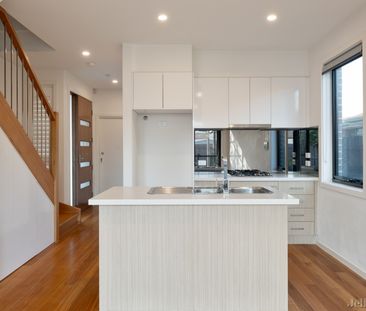 3/166 Rathcown Road, Reservoir - Photo 2