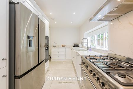 High Mead, Chigwell - Photo 2