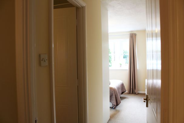 Town Centre, West Green, Crawley - Photo 1