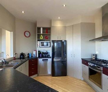 Designed for large-scale living and entertaining - Photo 1