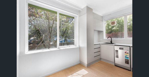 RENOVATED TWO-BEDROOM UNIT IN A PRIME HAMPTON LOCATION - Photo 1